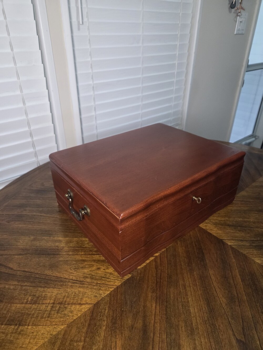 Wooden Diamond Crown Cigar Humidor with Brass Hardware - Red Brown
